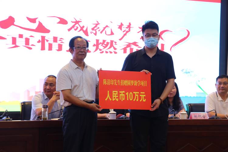 政府奖学金资助对象为全区高校中,政府对在校学生发放助学金和奖学金