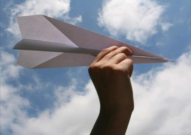 在空中转圈的纸飞机-可以转圈圈的纸飞机怎么折
