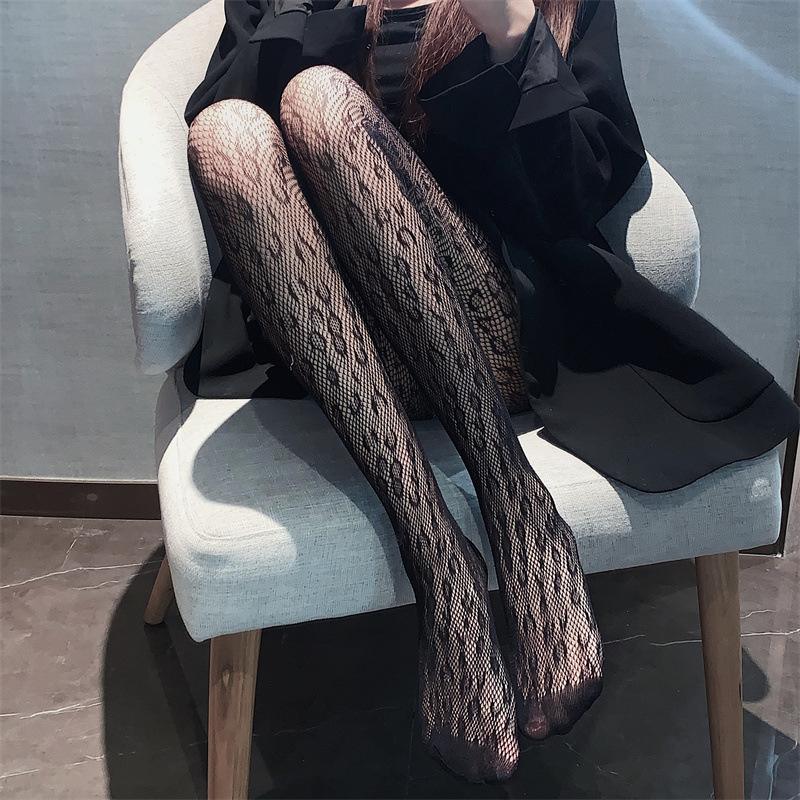TG穿上黑袜子变成女生_穿上就脱不下的诡异高跟鞋